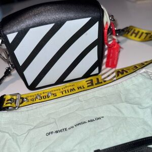 Off White - Virgil Abloh black and white strip binder clip bag.